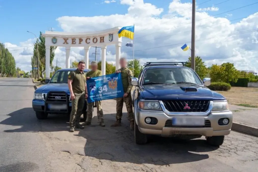 Херсонська бригада берегової оборони отримала два нові позашляховики