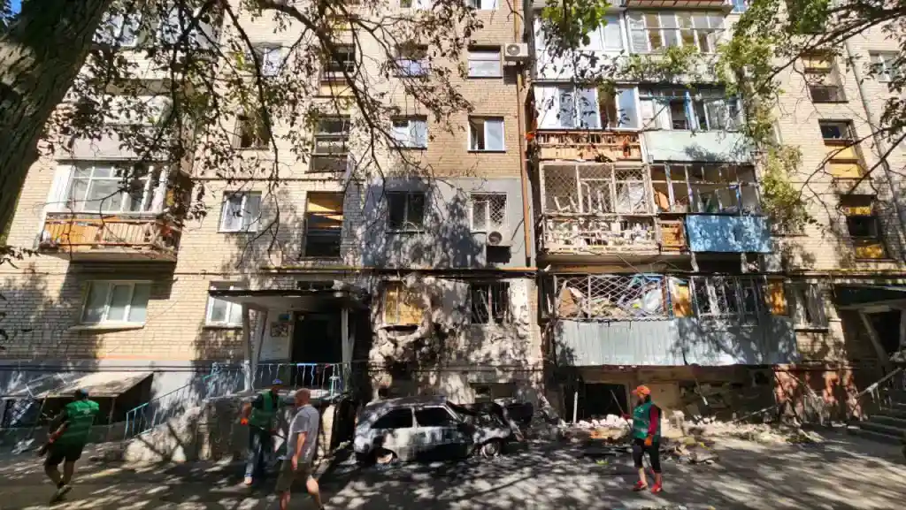 Російські обстріли зруйнували центр Херсона: пошкоджені лікарня, школа та житлові будинки