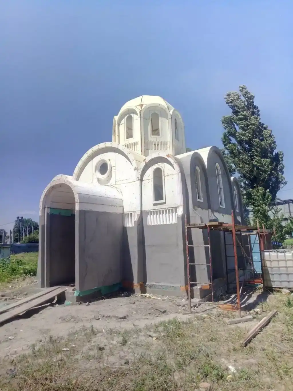 Скульптор з Херсона після фронту відновлює життя мистецтвом та навчає дітей