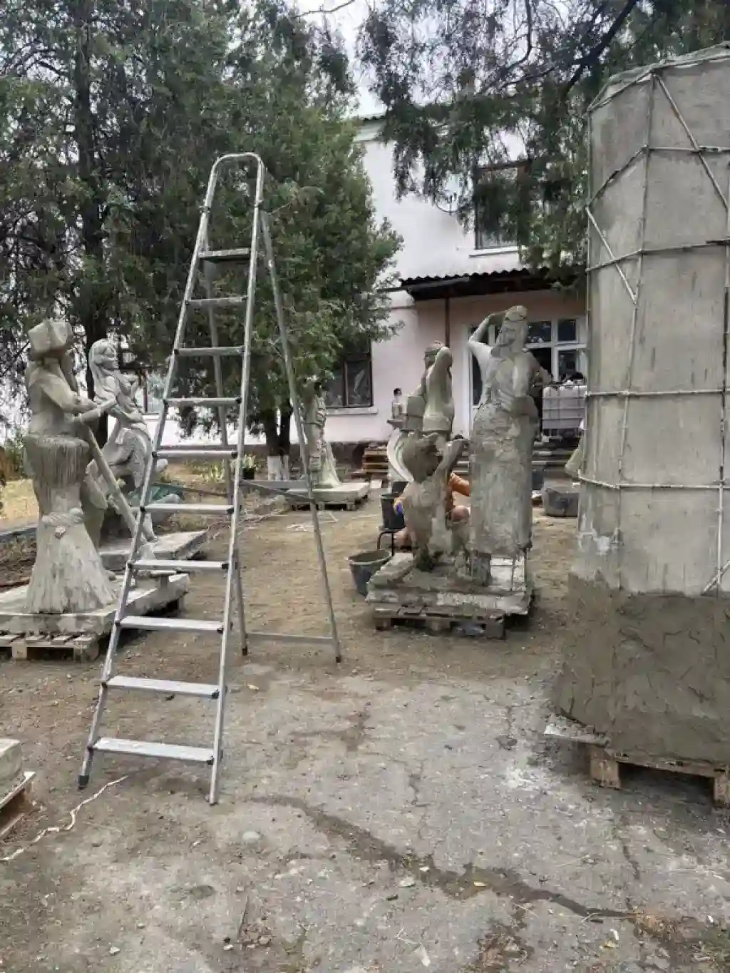 Скульптор з Херсона після фронту відновлює життя мистецтвом та навчає дітей