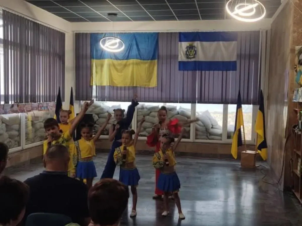 У Миколаєві організували святковий концерт для переселенців з Херсонщини