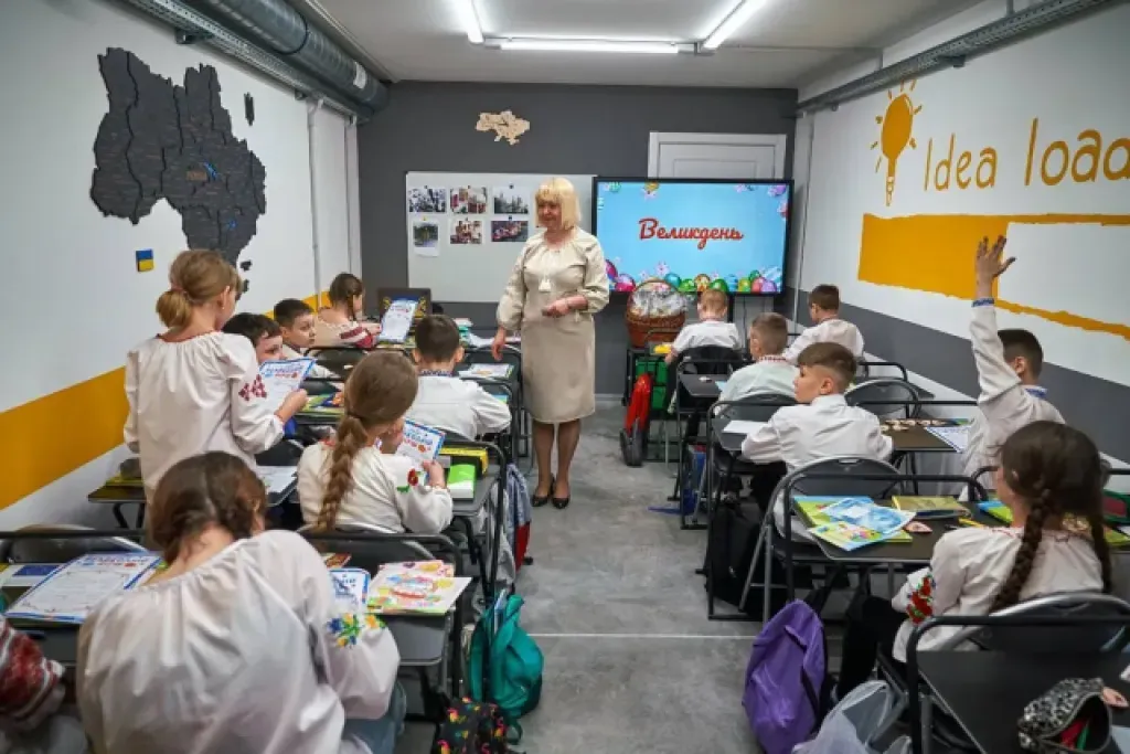 Освітня реформа: підземні школи, нові умови для вчителів та підвищення стипендій