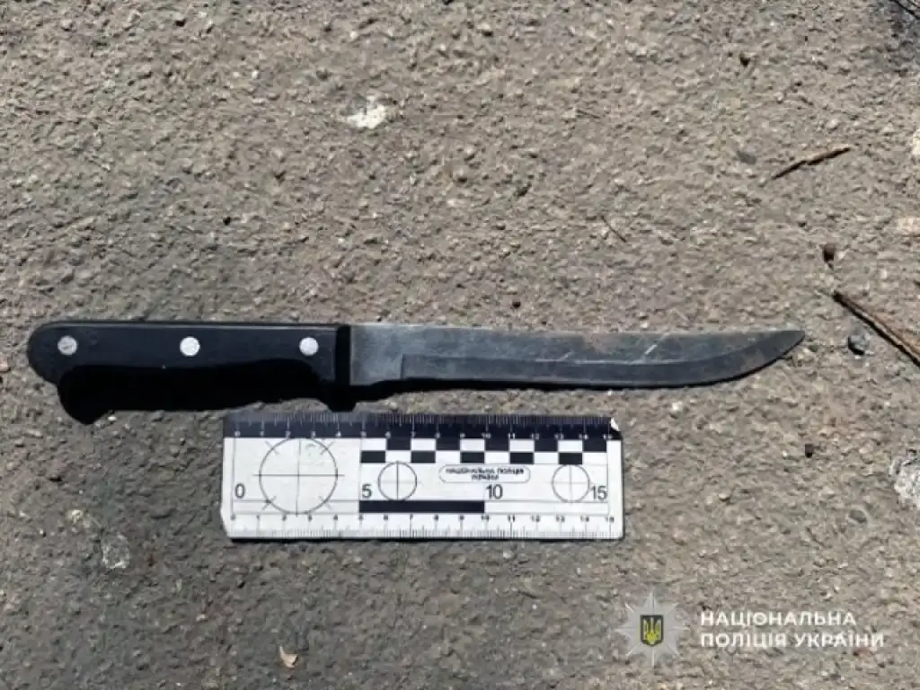 У Херсоні чоловік із ножем погрожував підліткам: його затримали поліцейські