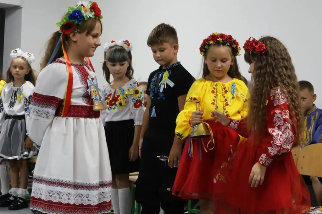 Херсонщина розпочала навчальний рік: частина дітей пішла до школи, решта залишилась онлайн