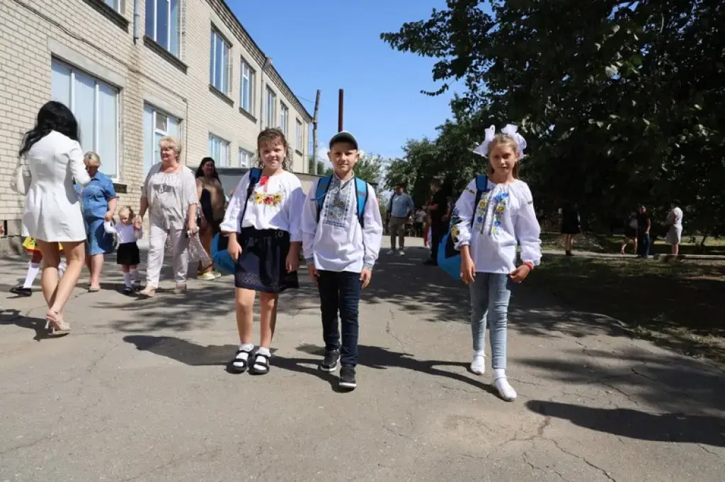 Херсонщина розпочала навчальний рік: частина дітей пішла до школи, решта залишилась онлайн