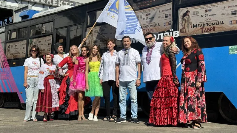 Музичний трамвай у Миколаєві: артисти Херсонського театру запрошували на фестиваль