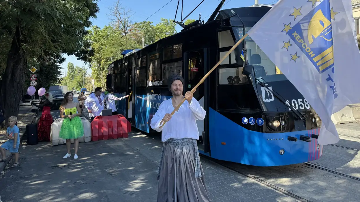 Музичний трамвай у Миколаєві: артисти Херсонського театру запрошували на фестиваль