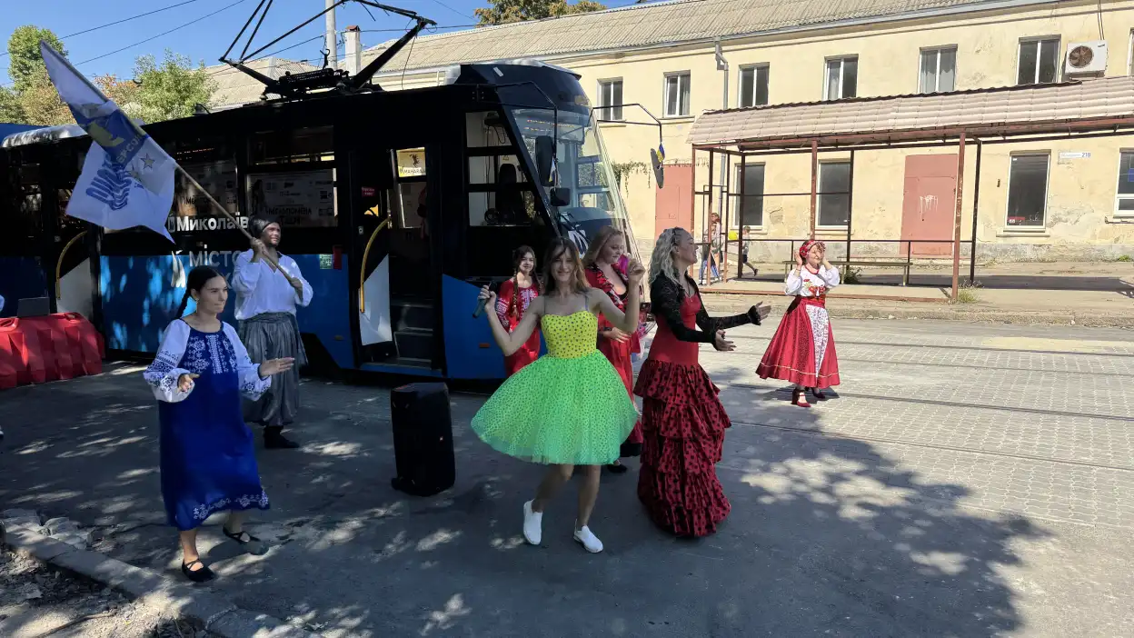 Музичний трамвай у Миколаєві: артисти Херсонського театру запрошували на фестиваль