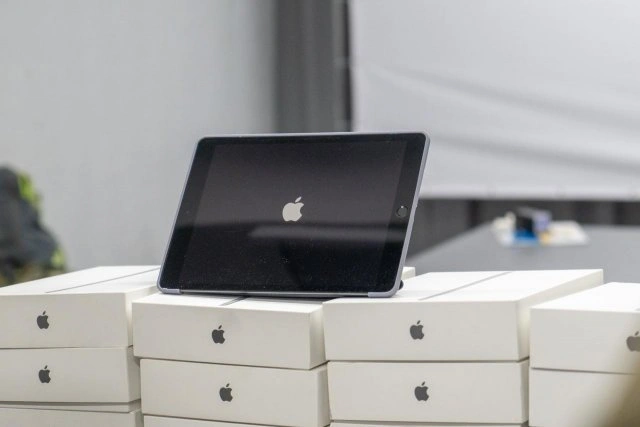 На Херсонщині школярі отримали нову партію планшетів Apple для онлайн-навчання