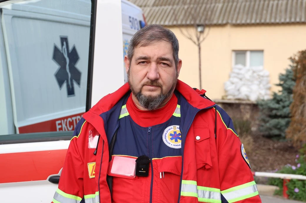 У Херсоні дві “швидкі” пошкодили колеса, медики залишились неушкодженими після наїзду на міни