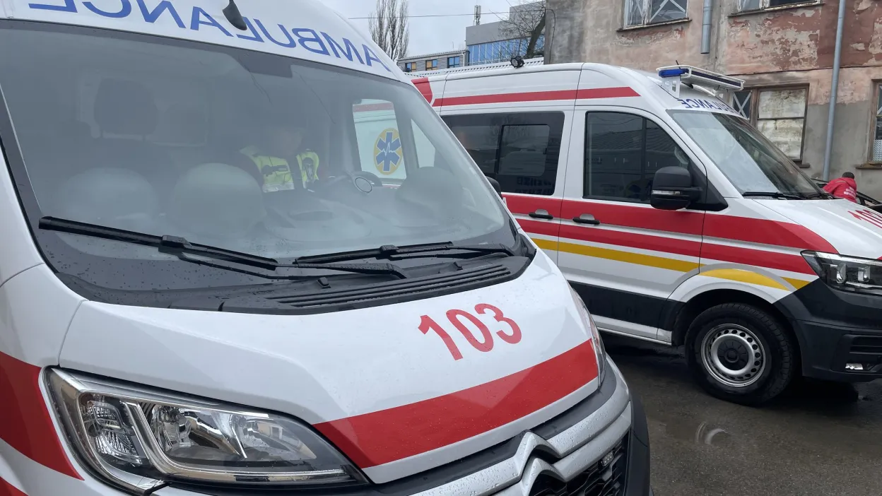 У Дніпровському районі Херсона дві “швидкі” зазнали пошкоджень на мінах російського виробництва