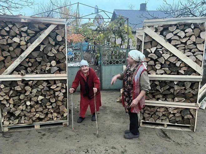 У Калинівській громаді продовжують забезпечувати родини дровами на зиму