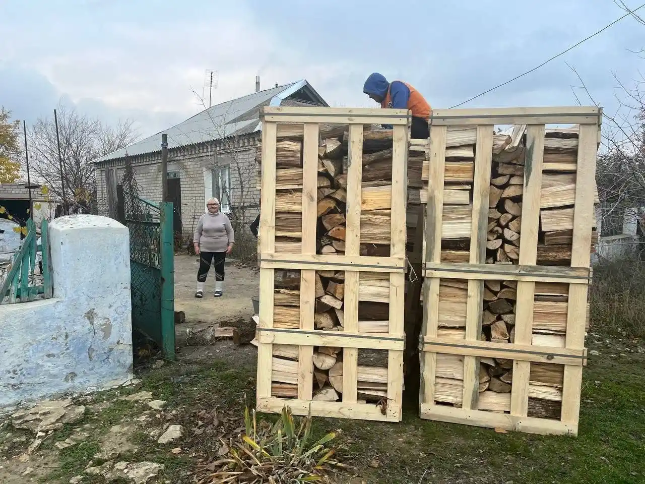 У Калинівській громаді продовжують забезпечувати родини дровами на зиму
