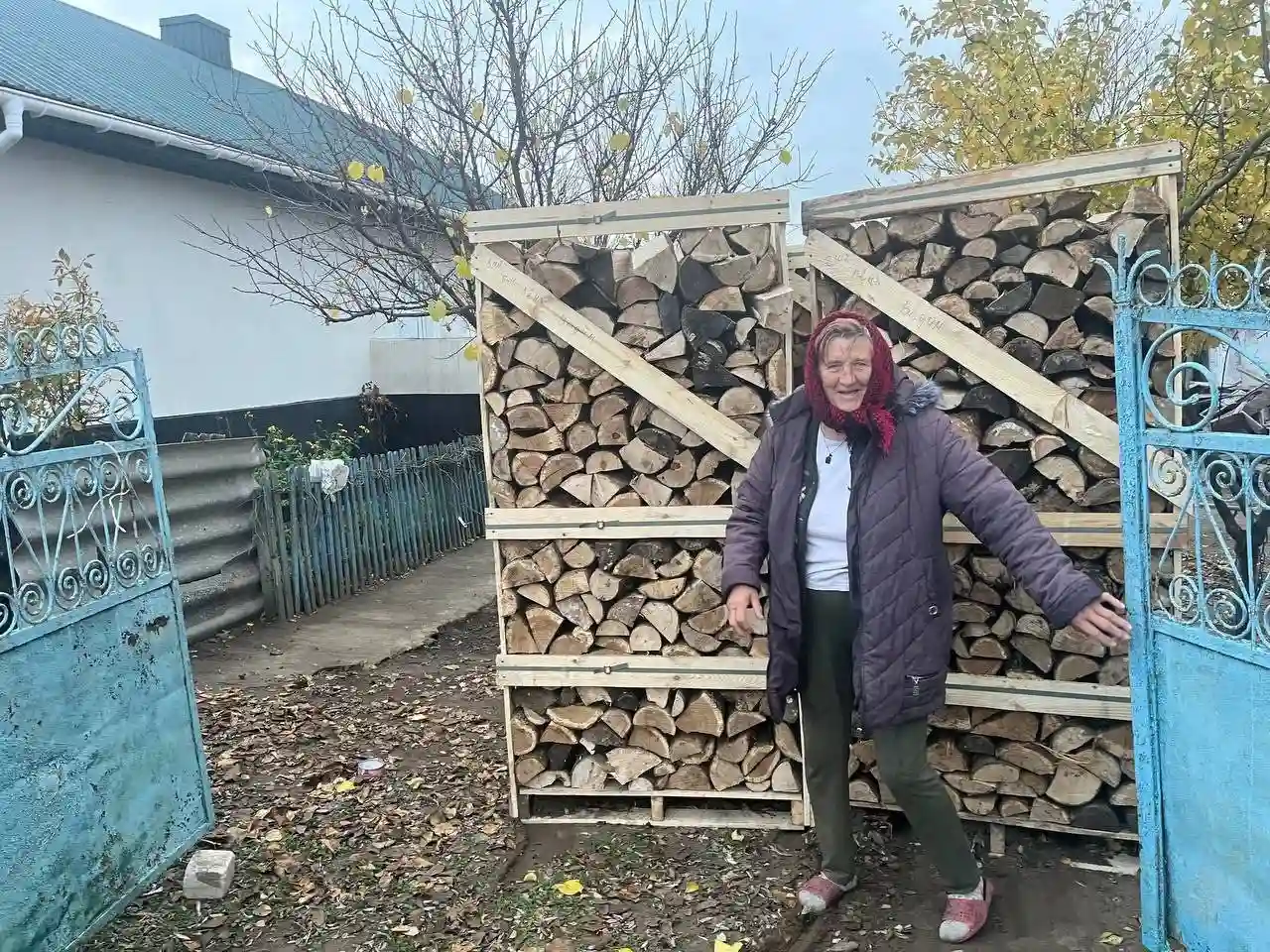 У Калинівській громаді продовжують забезпечувати родини дровами на зиму