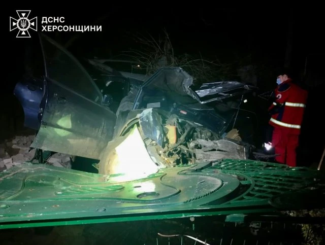 У Чорнобаївці легковик врізався в паркан: загинули двоє людей