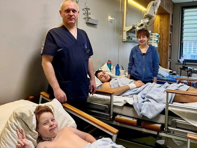 Брати з Херсона вижили після танкового обстрілу завдяки медикам “Охматдиту”