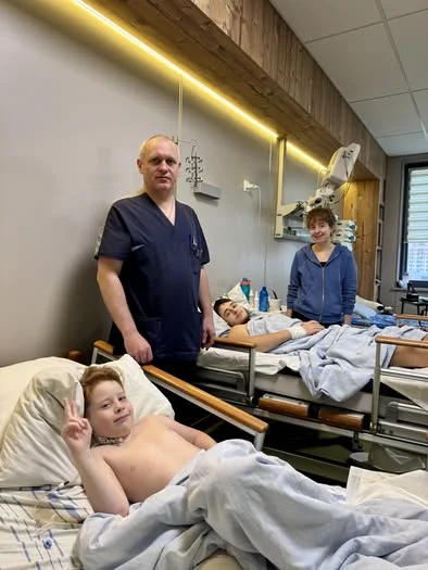 Диво порятунку: у Охматдиті врятували двох братів з Херсона після танкового обстрілу