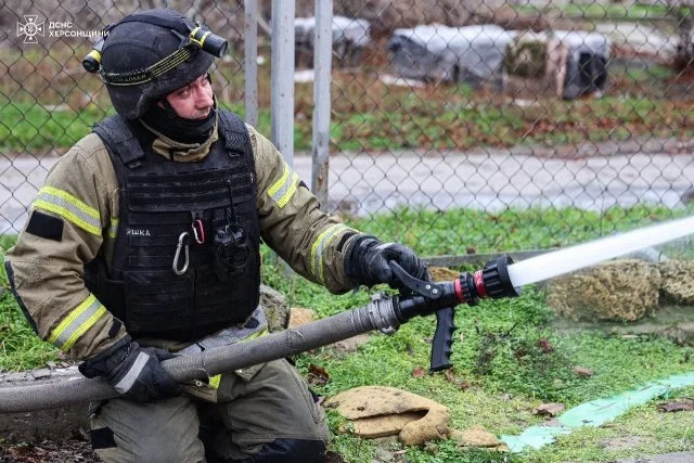 У Херсоні під повторний обстріл потрапили рятувальники, які гасили пожежу на АЗС