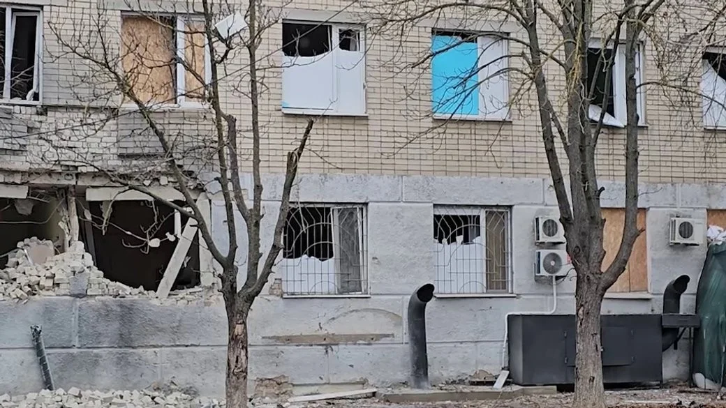 Російський удар по херсонському перинатальному центру під час пологів