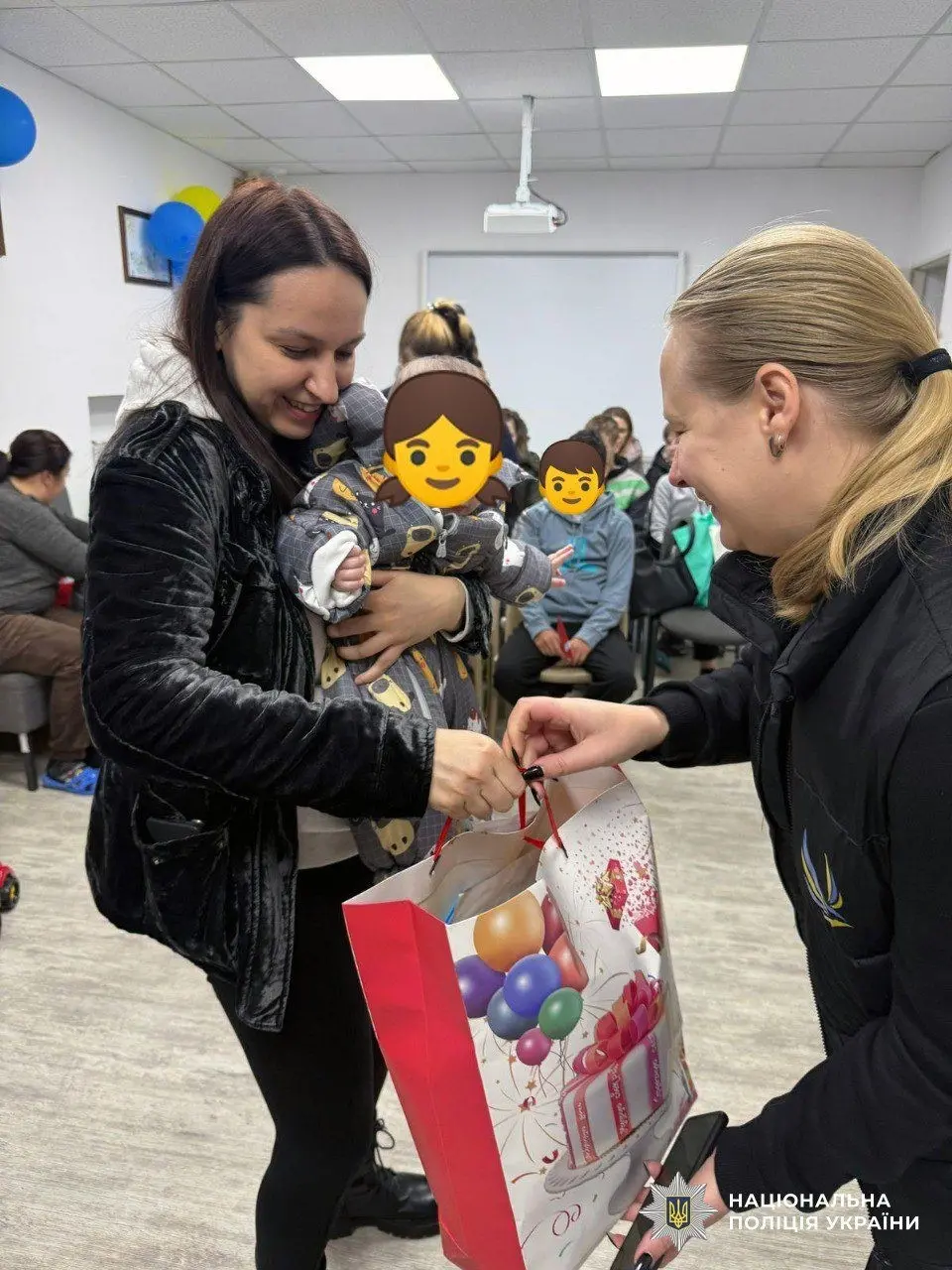 Свято тепла: поліцейські та волонтери підтримали маленьких пацієнтів на Херсонщині