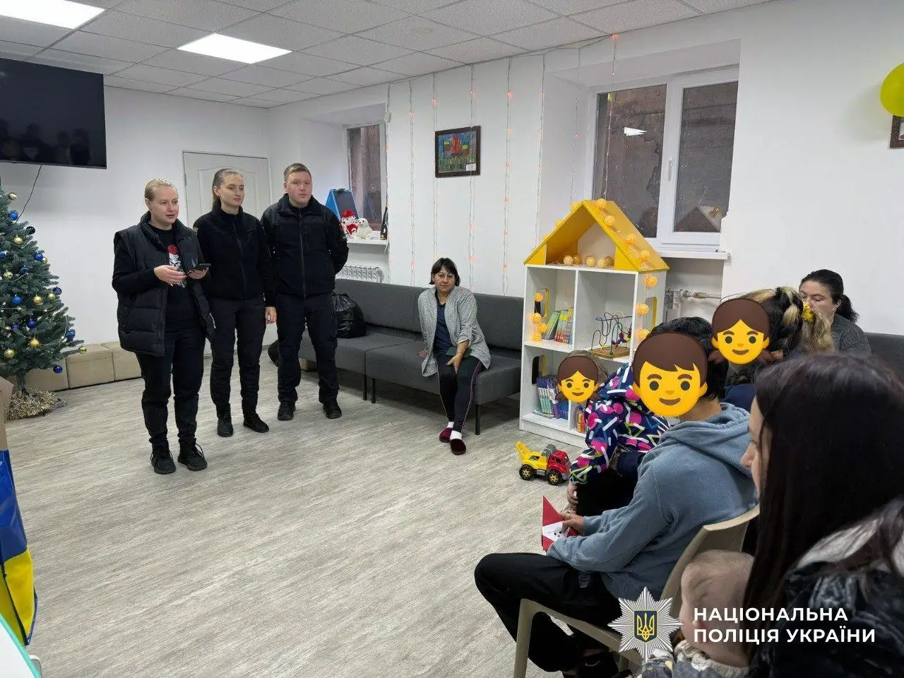 Свято тепла: поліцейські та волонтери підтримали маленьких пацієнтів на Херсонщині