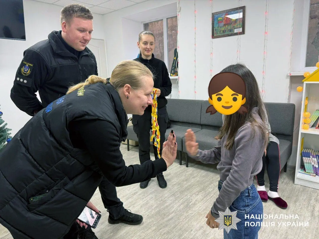 Свято тепла: поліцейські та волонтери підтримали маленьких пацієнтів на Херсонщині