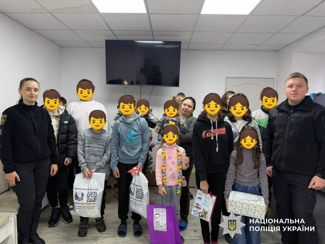 Свято тепла: поліцейські та волонтери підтримали маленьких пацієнтів на Херсонщині