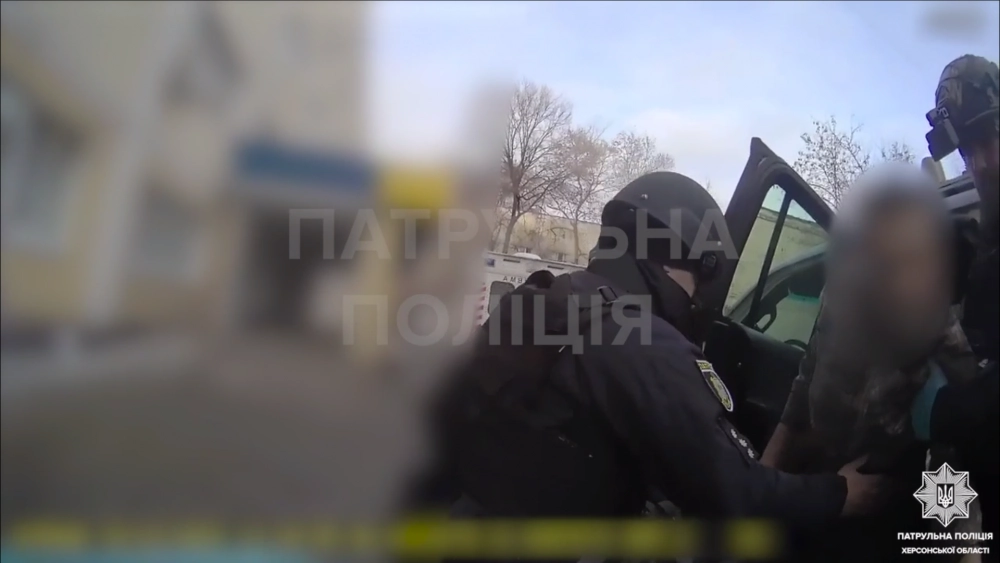 Івано-Франківський патрульний рятує життя херсонцю в зоні атак дронів