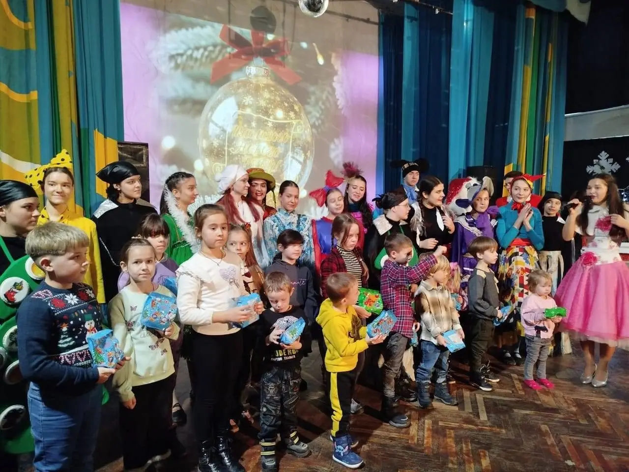 Передріздвяні святкові заходи для переселенців з Херсонщини: творчість і підтримка в різних містах України