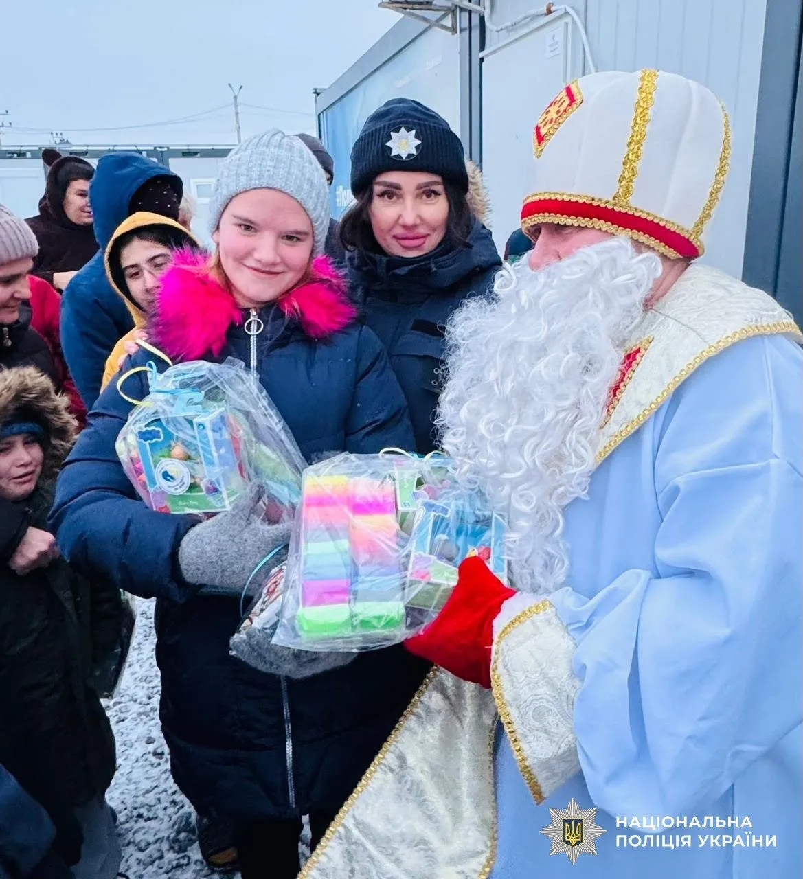 Поліцейські Херсонщини привітали дітей із родин ВПО з Різдвом