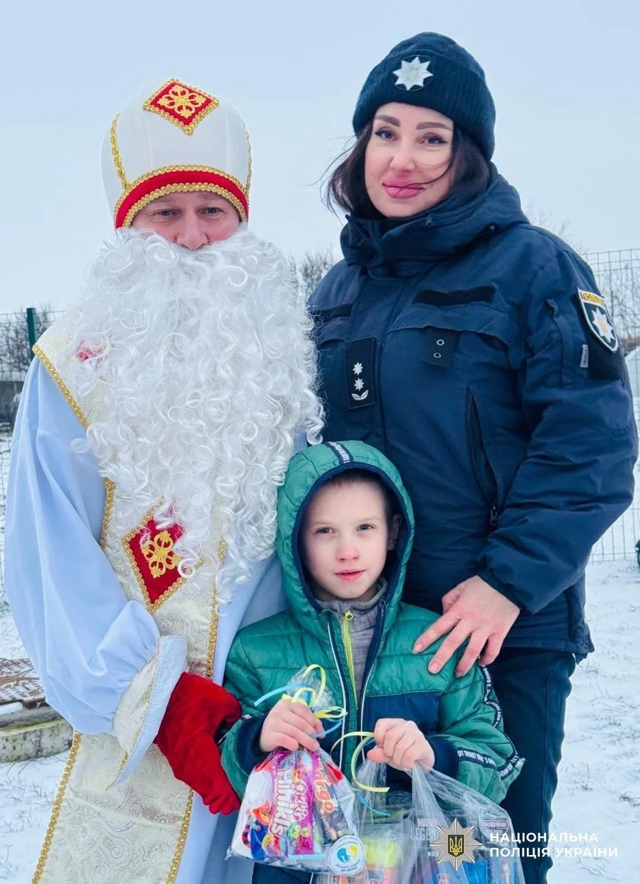 Поліцейські Херсонщини привітали дітей із родин ВПО з Різдвом