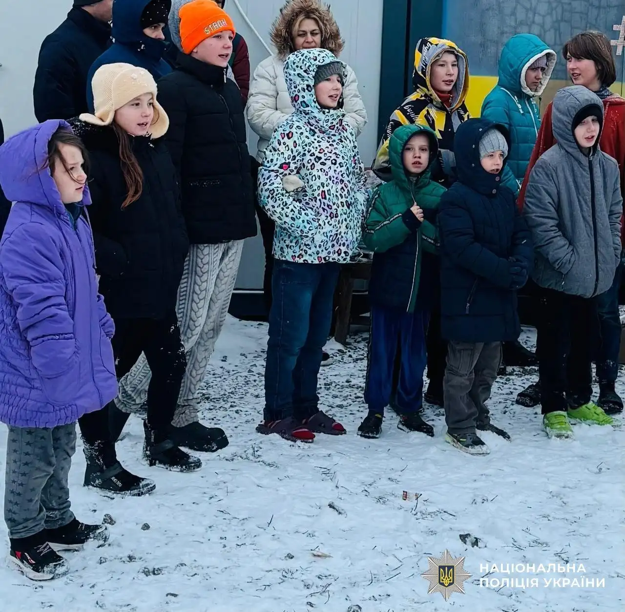 Поліцейські Херсонщини привітали дітей із родин ВПО з Різдвом