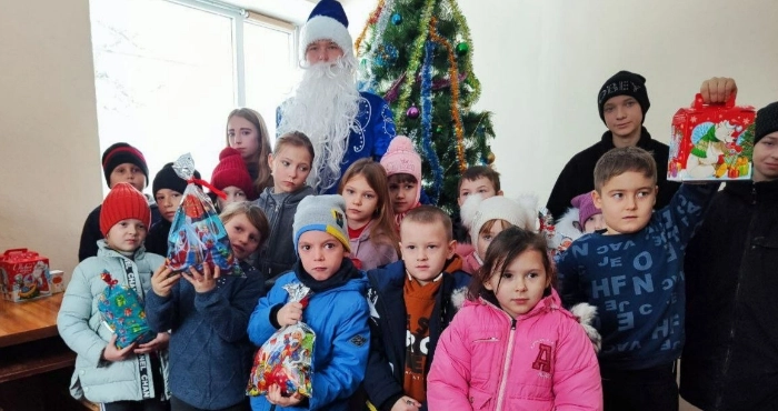 На Херсонщині окупанти роздавали «святкові подарунки» дітям у пропагандистських заходах