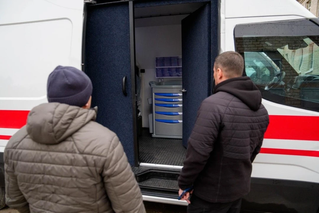 Прифронтові громади Херсонщини отримали броньовані автомобілі для евакуації