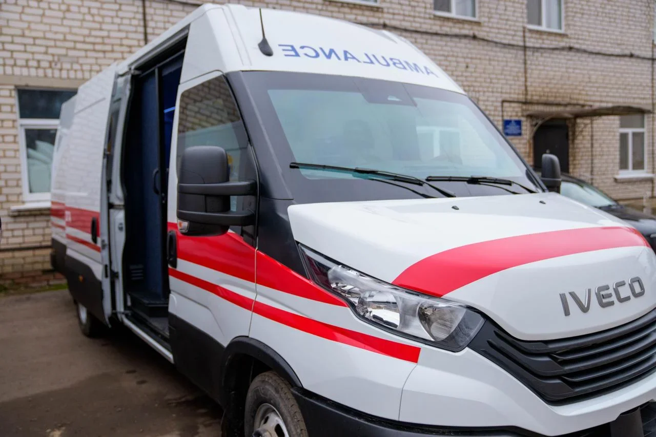 Прифронтові громади Херсонщини отримали броньовані автомобілі для евакуації