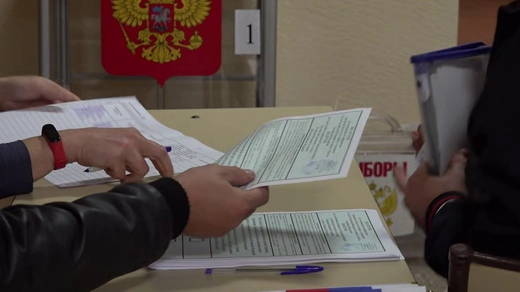 Жителю Херсонщини оголосили підозру за участь у незаконній “дільничній виборчій комісії”