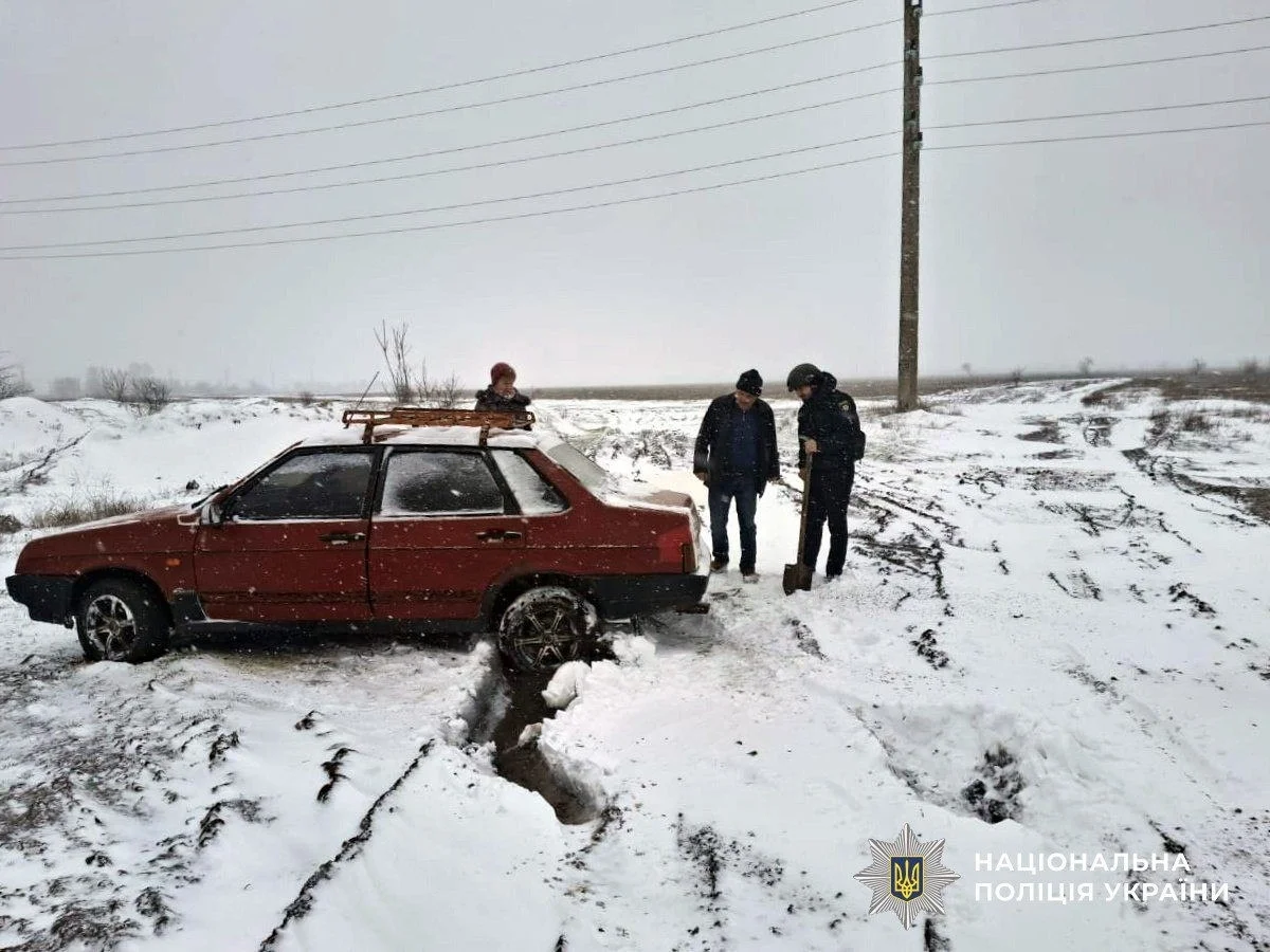 Сніг на півдні зупинив рух: на Херсонщині поліція допомагає водіям на трасах