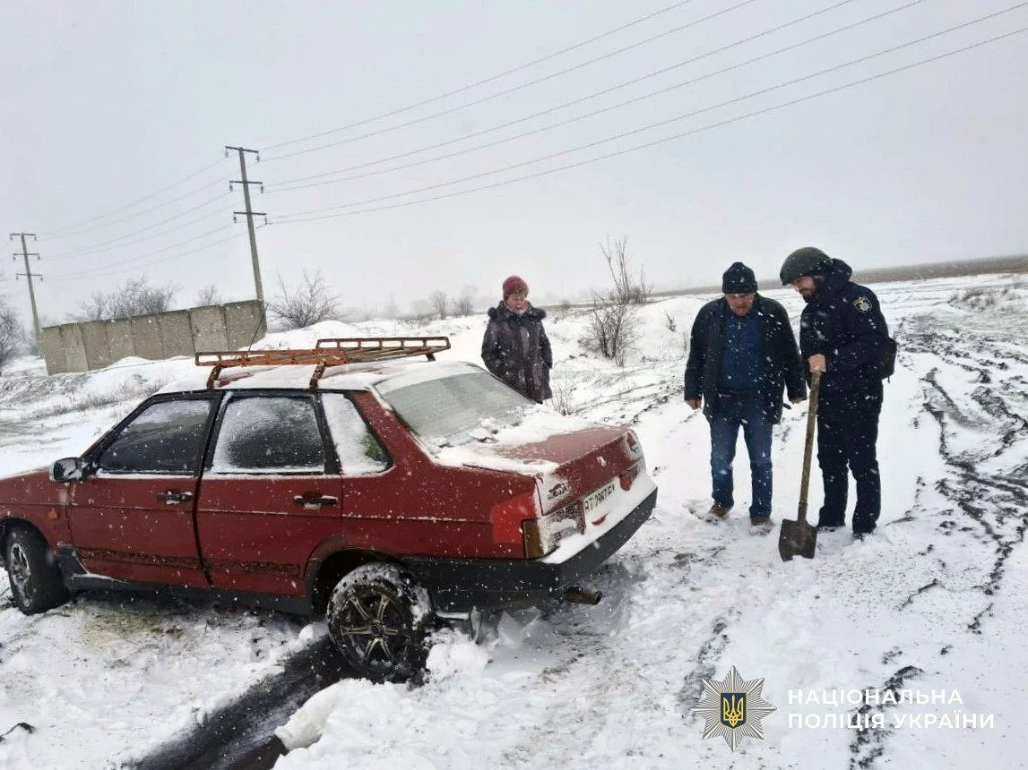 Сніг на півдні зупинив рух: на Херсонщині поліція допомагає водіям на трасах
