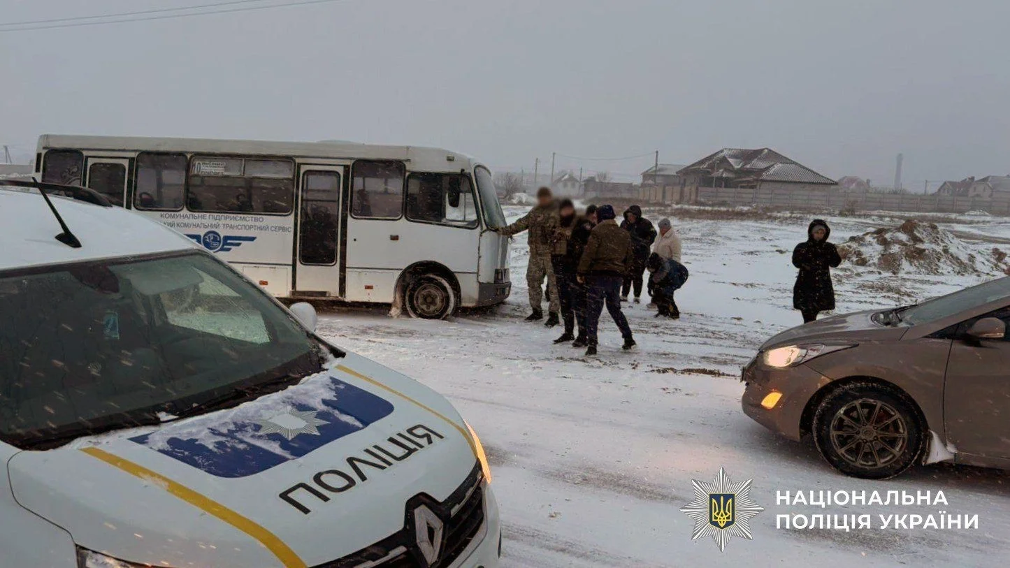 Сніг на півдні зупинив рух: на Херсонщині поліція допомагає водіям на трасах
