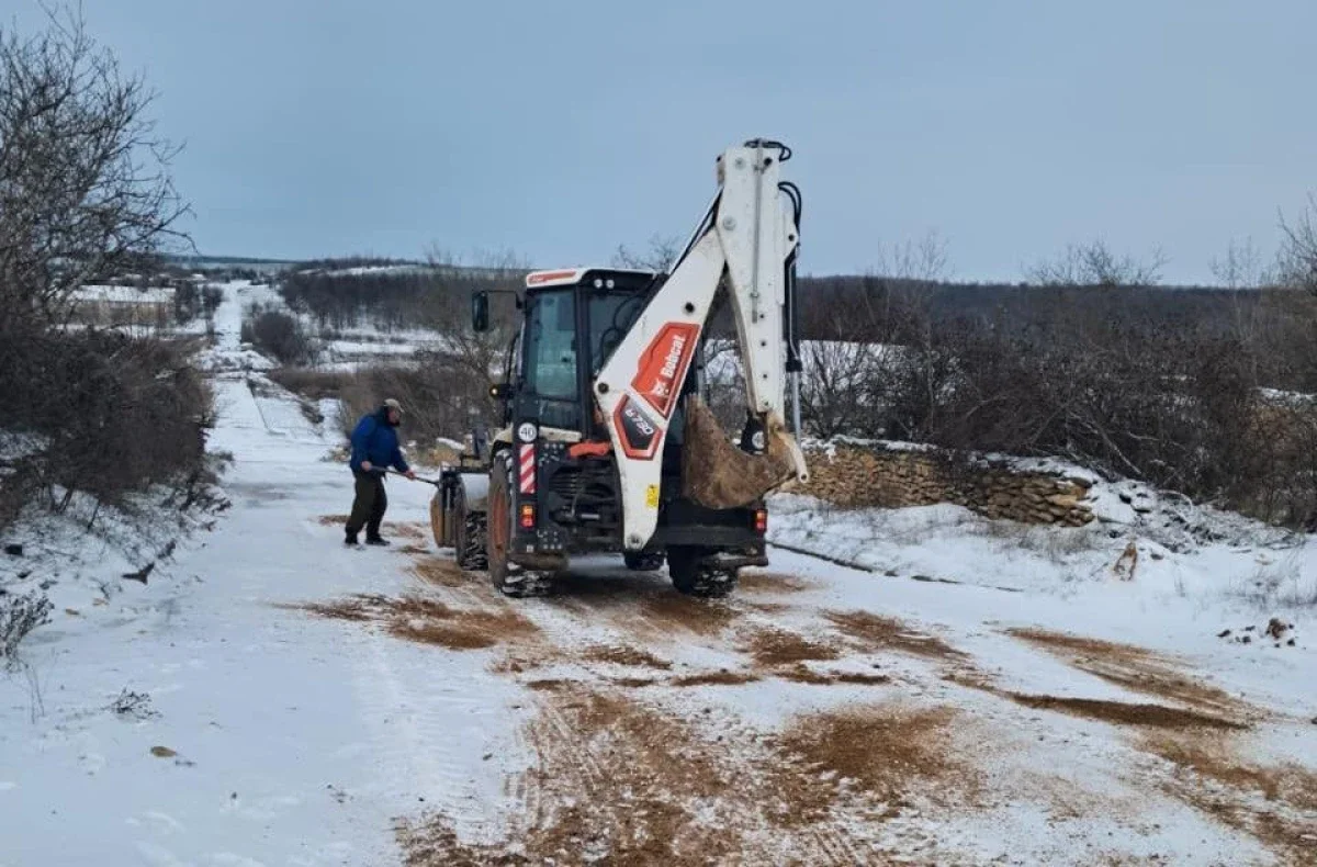 Херсонщина очищає автошляхи від снігу: понад 80 одиниць техніки залучено до роботи