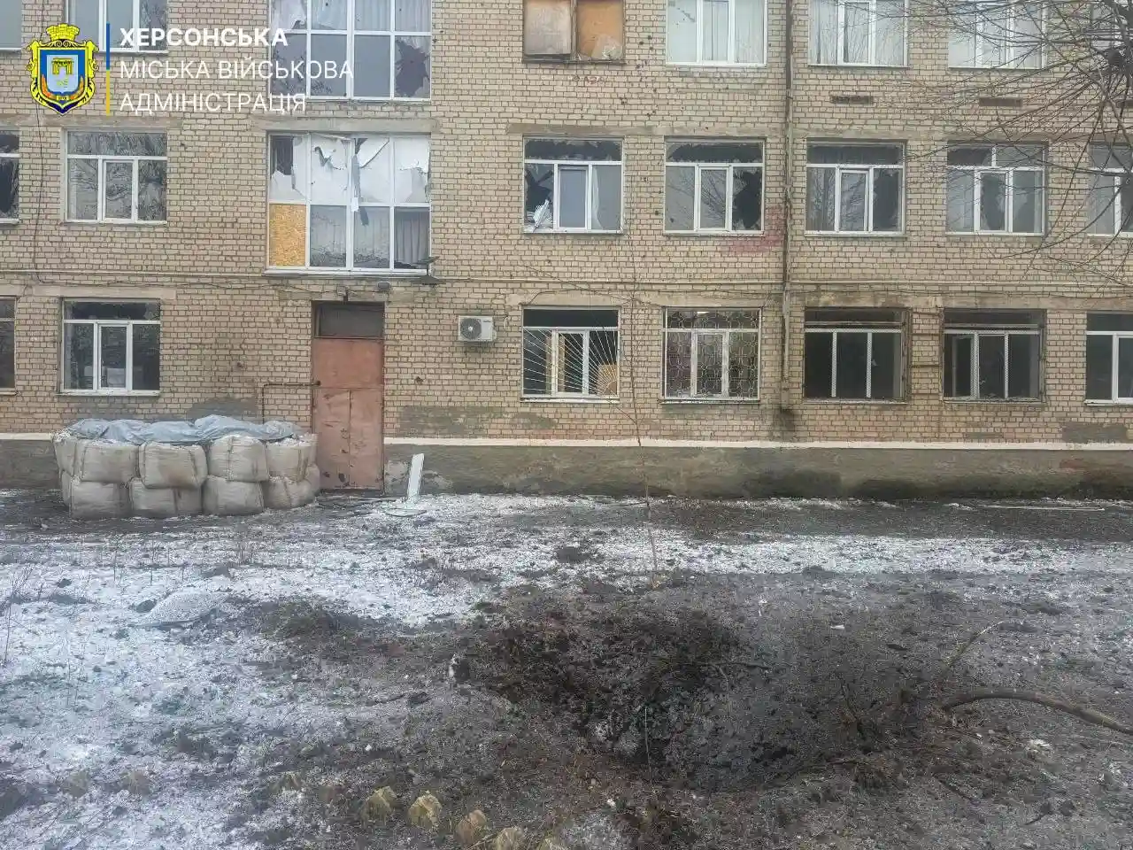 Подвійна атака на освіту: у Херсоні ворог вдруге поцілив у навчальний заклад
