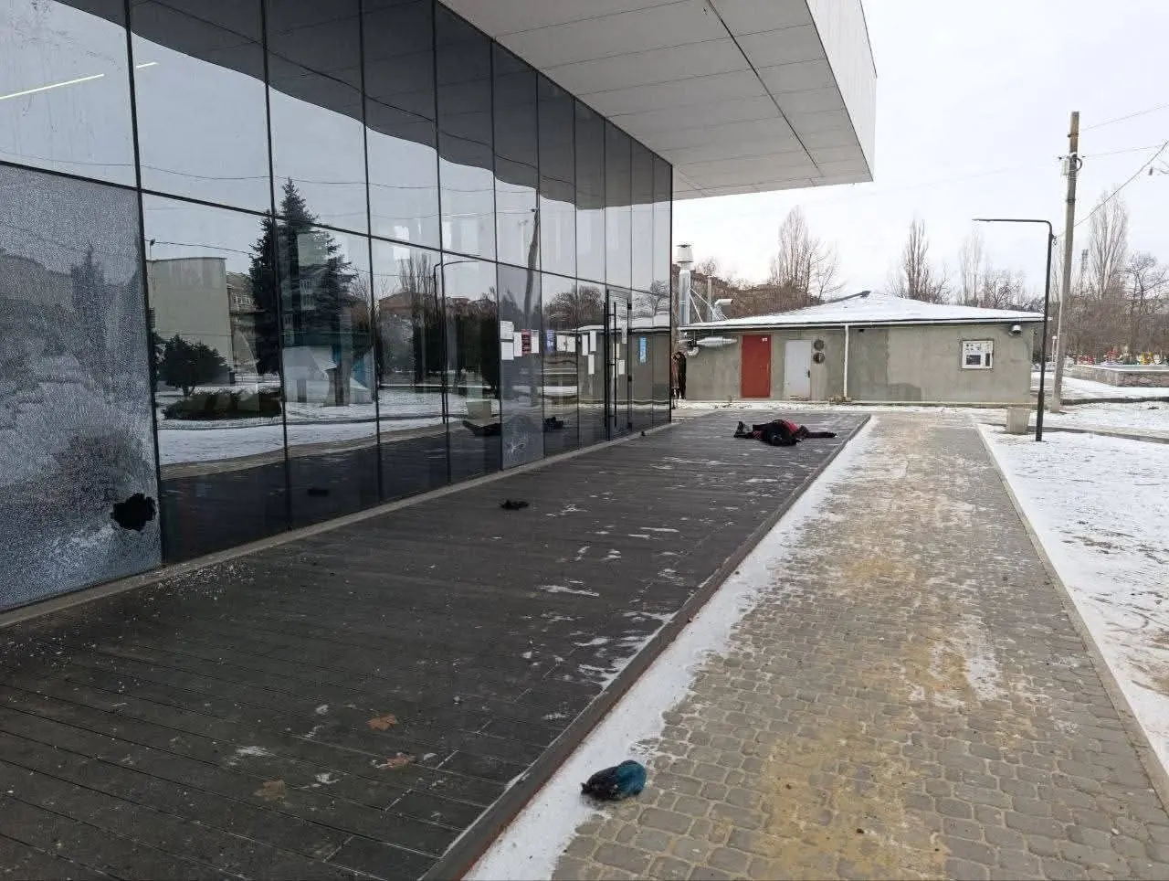 Трагедія в окупованій Новій Каховці: удар по будівлі ЦНАПу забрав життя людей
