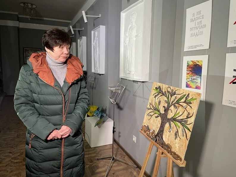 Краса проти заліза: як херсонські музейники перетворюють смертоносні уламки на символи надії