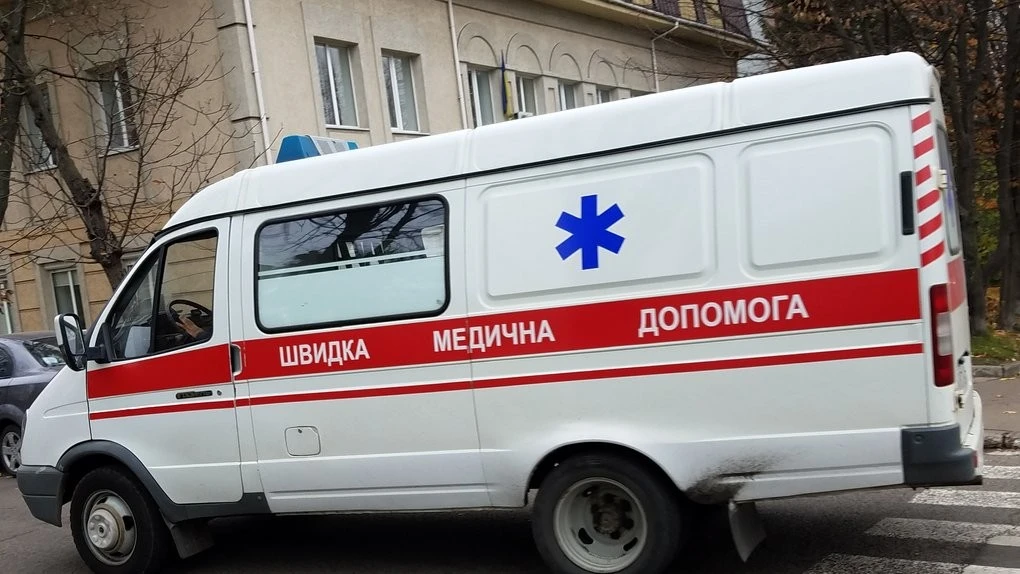Удар по гуманітарній місії: на Херсонщині ворожий дрон поцілив у евакуаційне авто