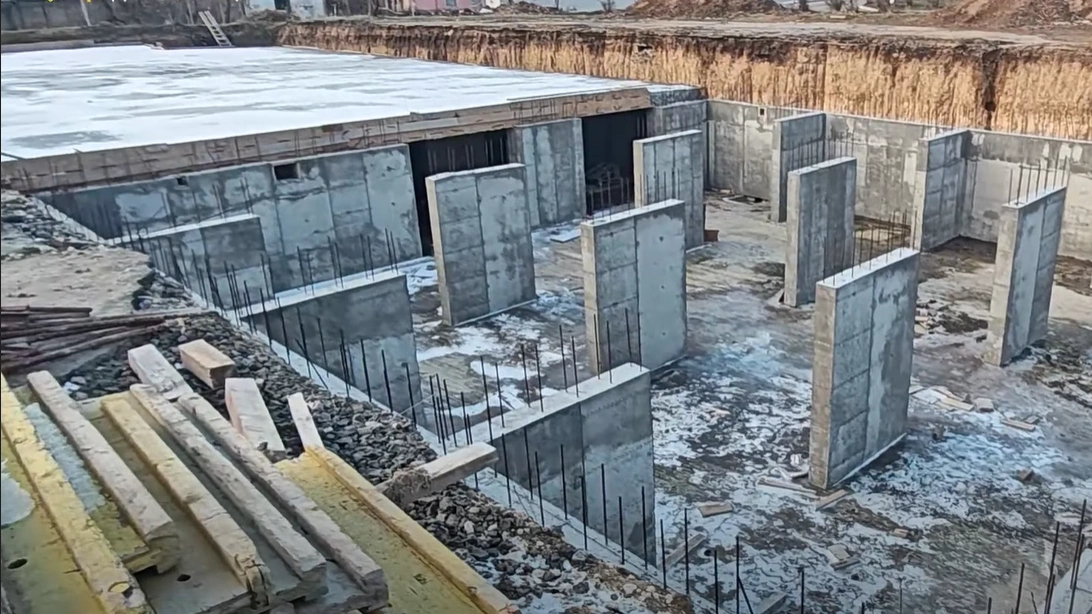 Дистанційка під обстрілами: чому в Херсоні припинили будівництво безпечних шкіл