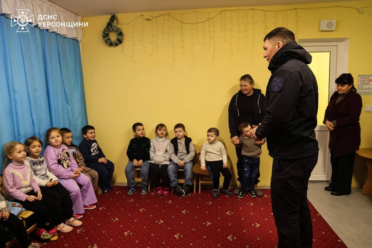 Безпека через гру: херсонські рятувальники завітали до дитсадка