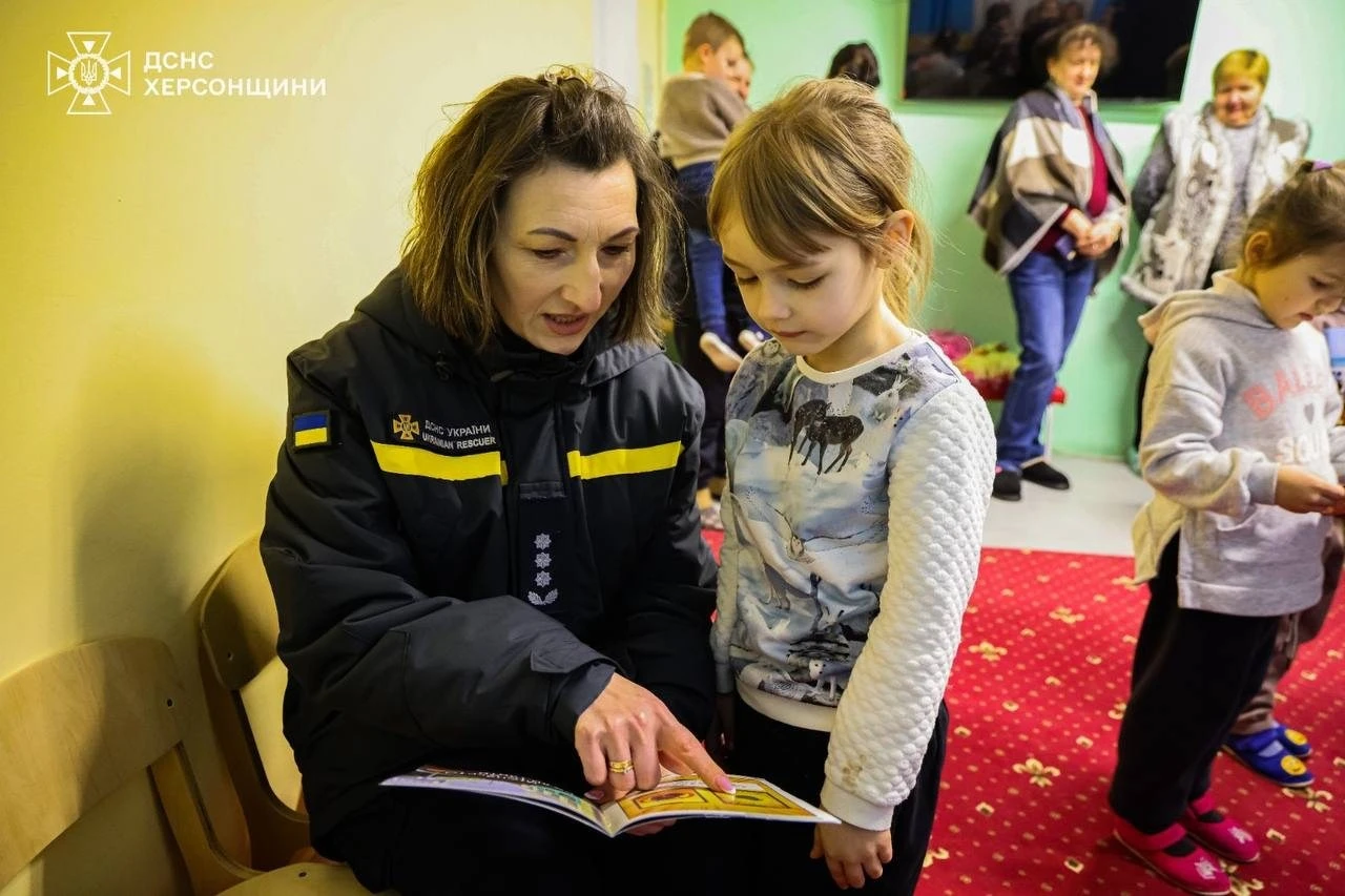 Безпека через гру: херсонські рятувальники завітали до дитсадка