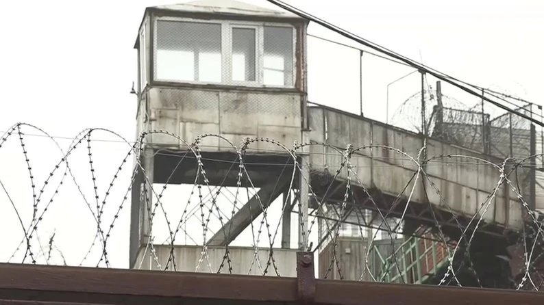 Вирок за співпрацю з ворогом: колишній охоронець окупаційної колонії у Херсоні проведе 13 років за ґратами