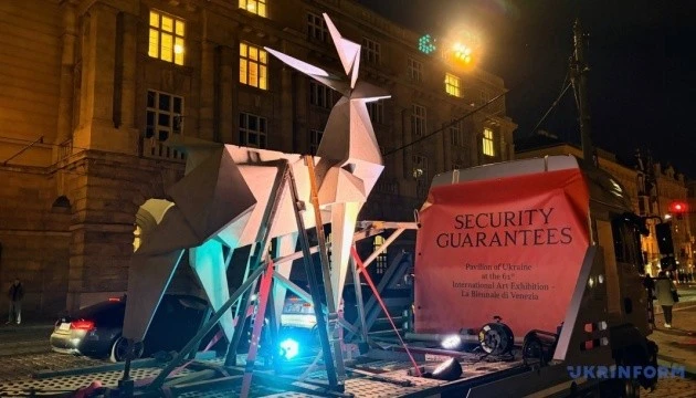 Евакуйована крихкість: як символ стійкості Покровська розпочав шлях до Венеції