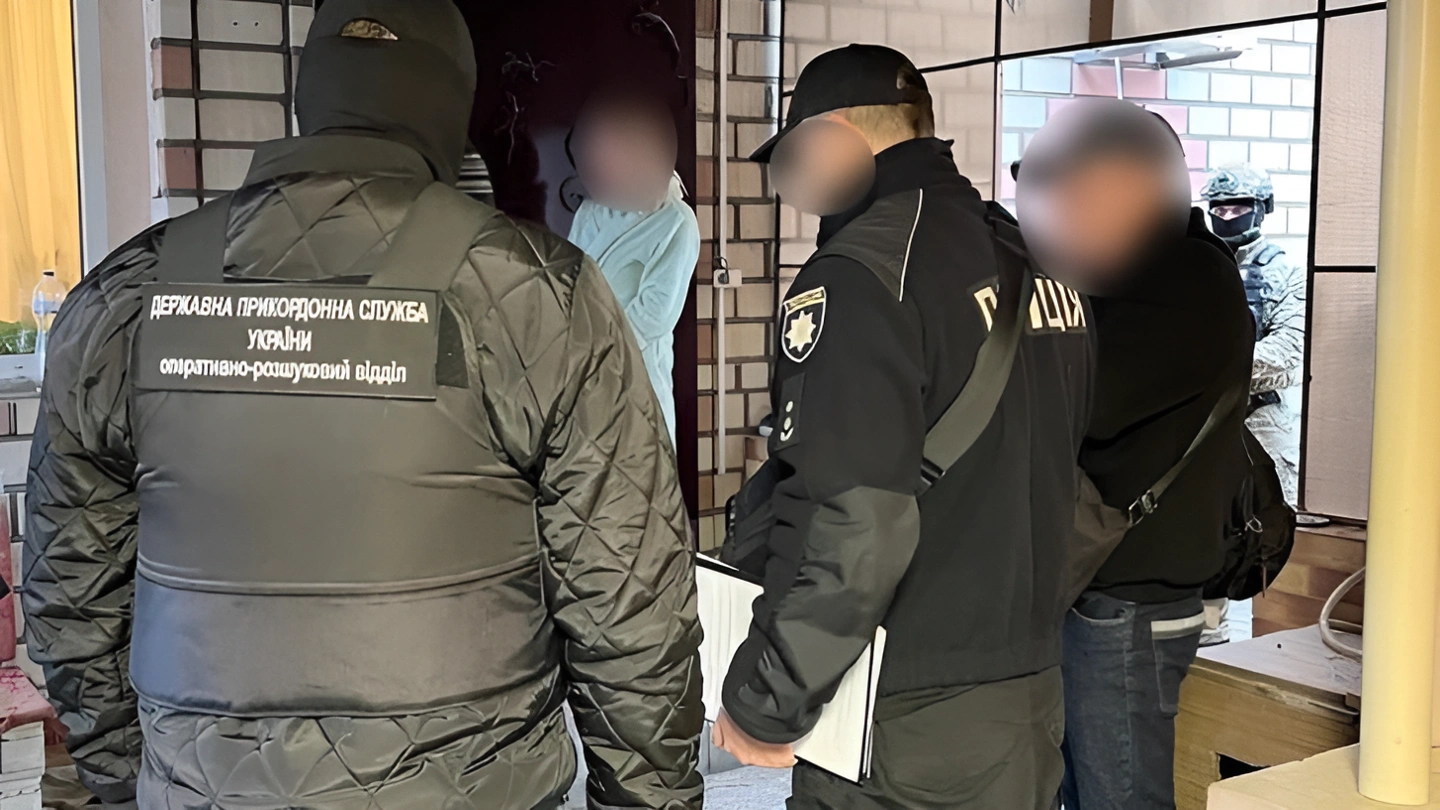 Масштабне виробництво цигарок у житловому будинку:у Херсоні затримали групу зловмисників